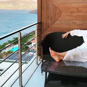 Hülya Avşar, balkonda