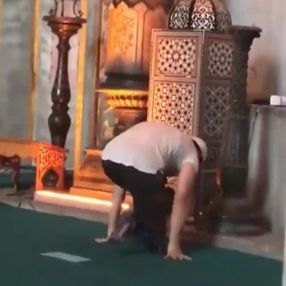 Ayasofya Camii'nde protez ayaklarıyla namaz kıldı