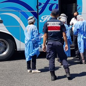 Manisa'da karantinadan kaçan kişi otobüste yakalandı