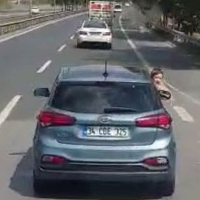 İstanbul'da dakikalarca süren tehlikeli yolculuk kamerada