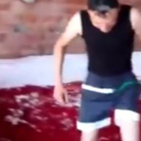 Salça havuzunda dans eden Balıkesirli