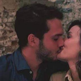 Büşra Develi'ye doğum günü öpücüğü