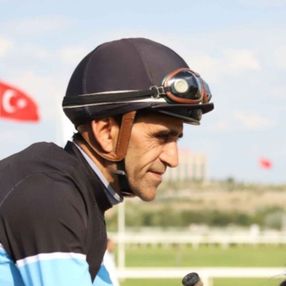 Halis Karataş ata yumruk attı