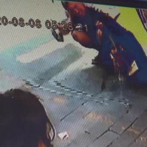 İzmir'de bir kadın sokak ortasında tuvaletini yaptı