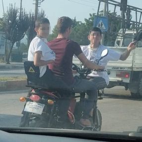 Bursa'da 3 çocuğun elektrikli bisikletle tehlikeli yolculuğu