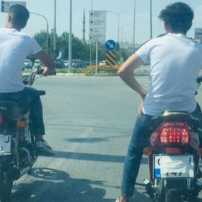 Denizli'de iki motosikletli maske ile plakalarını kapattı