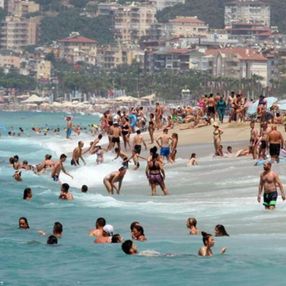Antalya, yurt dışından 3 günde 100 bin turisti ağırladı