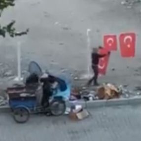 Van'da Türk bayrağını çöpten çıkarıp asan çocuklar