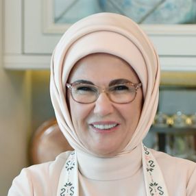 Emine Erdoğan mutfağa girip aşure yaptı