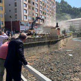 Rize'de dere yatağında bulunan 4 iş yeri yıkıldı