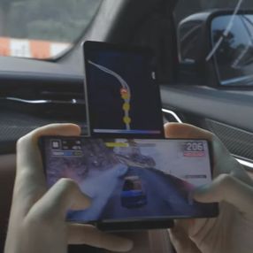 Dönebilen ekrana sahip T şeklindeki telefon LG Wing'den yeni oyun videosu