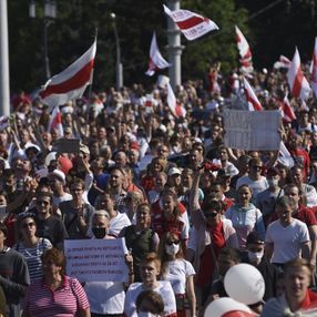 Belarus'ta göstericiler Stella Meydanı'na yürüdü