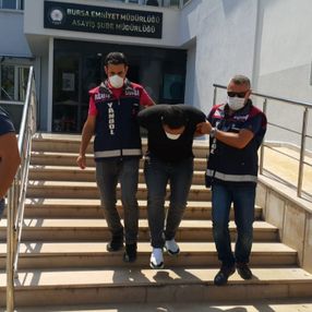 Bursa'da kendini savcı olarak tanıtan dolandırıcı yakalandı