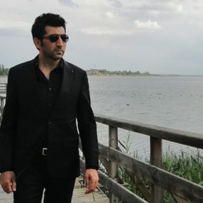 Hakkarili Mesut Yılmaz, Kenan İmirzalıoğlu’na benzerliğiyle dikkat çekiyor