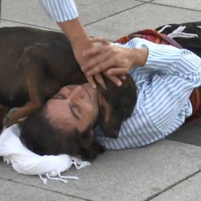 Yaralı rolündeki tiyatrocuya sokak köpeğinden sevgi gösterisi