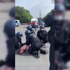 Almanya'da polis bir kadın göstericiye şiddet uyguladı