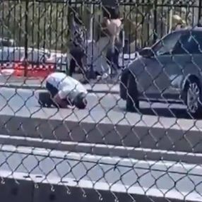 Bahçelievler'de bir kişi yolun ortasında namaz kıldı