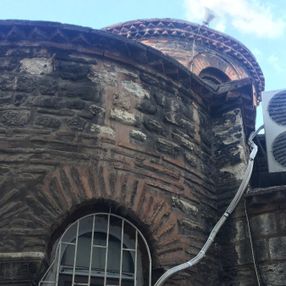 Fatih'teki tarihi Hirami Ahmed Paşa Camii'ne klima takıp, bahçesine kümes yaptılar