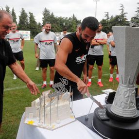 FIFA ve UEFA, Fatih Terim'in doğum gününü kutladı