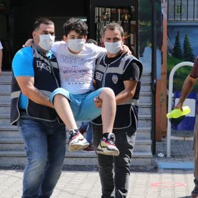 Adana'da polis, ayağı kırılan çocuğu sınava kucağında götürdü