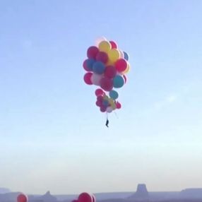 David Blaine, Arizona çölünde helyum balonlarıyla uçtu