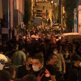 Beyoğlu'nda yolu kapatan pazarcılar eylem yaptı