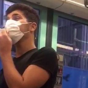 Tramvayda şarkı söyleyen genç dikkatleri üzerine çekti