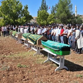 Mardin'deki kazada ölen 3'ü çocuk 6 kişi toprağa verildi