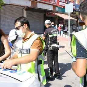 Mersin'de yaya geçidini kullanmayanlara ceza uygulandı