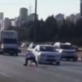 İstanbul'da hayatını riske atarak Türk bayrağını yerden kaldıran vatandaş