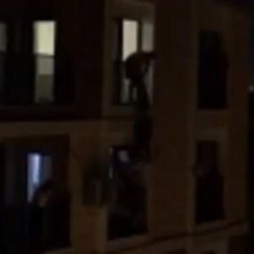 İzmir'de balkondan atlamaya kalkan kadını alt kattaki genç kurtardı