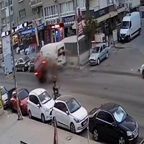 Karabağlar'da panelvan, park halindeki araçlara çarptı