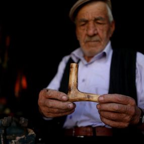 Bursa'da 78 yaşındaki vatandaş, baston üretmeye devam ediyor