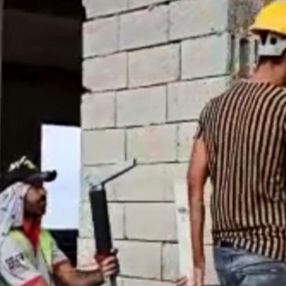 Trabzon'da, işçilerin inşaat malzemeli defilesi, sosyal medyada ilgi gördü