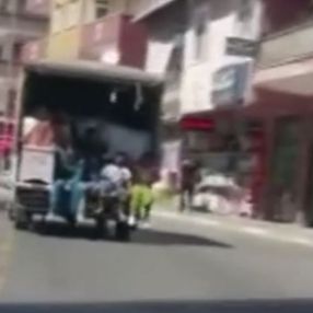 Pendik'te kamyonetin kasasında tehlikeli yolculuk kamerada