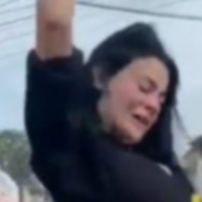 Tabutun üzerinde twerk yapan kadın