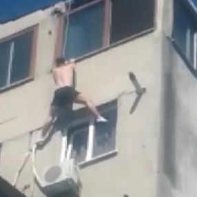 Beyoğlu'nda camdan cama geçmeye çalıştı, 7'nci kattan aşağı düştü