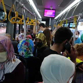 Kadıköy'de dolu otobüse binen yolcu: O kadar kalabalık ki koronaya yer kalmadı