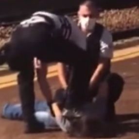 Fransa’da polis, gözaltına aldığı kişinin kafasına bastı