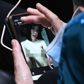 Taylandlı vekil, parlamentoda porno izledi