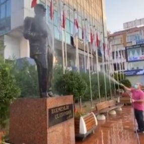 CHP'li Maltepe Belediye Başkanı Ali Kılıç, Atatürk heykelini yıkadı