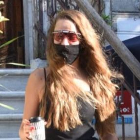 Serenay Sarıkaya'nın maske kıyafet uyumu