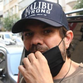 Kenan Doğulu hastane çıkışı görüntülendi