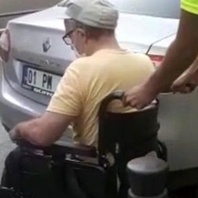 Adana'da yaya geçidine park edilen araç engelli vatandaşa engel oldu