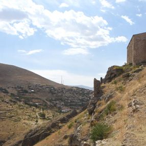 Sivas Divriği'de uçurum kıyısındaki 840 yıllık camiye gitmek için dağa tırmanıyorlar
