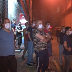 Esenler'de çıkan yangını, vatandaşlar film izler gibi izledi