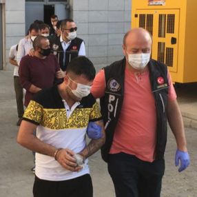 Samsun'da uyuşturucu operasyonunda gözaltına alınan şahıs, maskeyle yüzünü kapattı