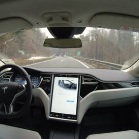 Kanada'da polis, Tesla sürücüsünü otobanda koltukta uyurken yakaladı