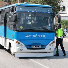 Adana’da ehliyetsiz ve maskesiz sürücüye ceza