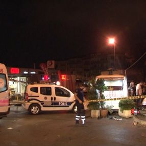 Şişli'de çalıntı motosikletle kaçan iki kişi taksiye çarptı